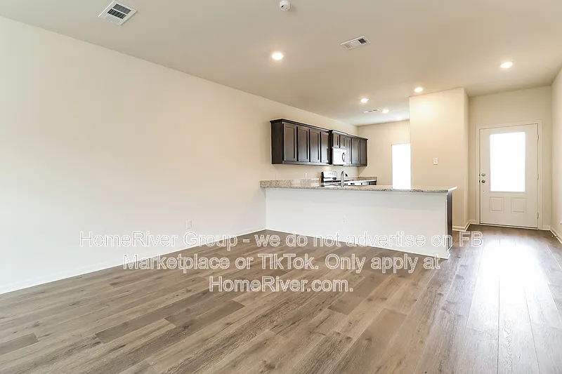 5 bed, 2.5 bath, 2733 sqft, $2,695 — Photo 4
