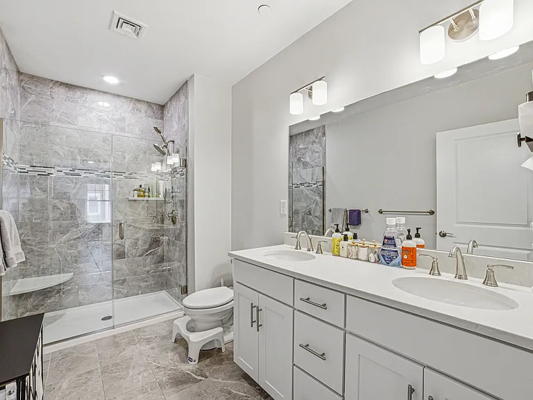 320 Middlesex Ave #D208 — Photo 16