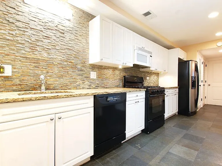 1352 N La Salle St #GDN — Photo 3