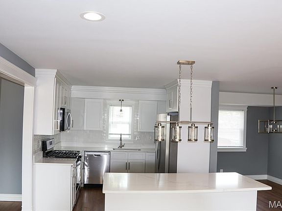 2nd image of 9821 Whitcomb Ln