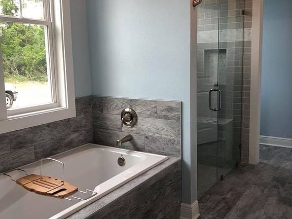 Master bathtub & shower 