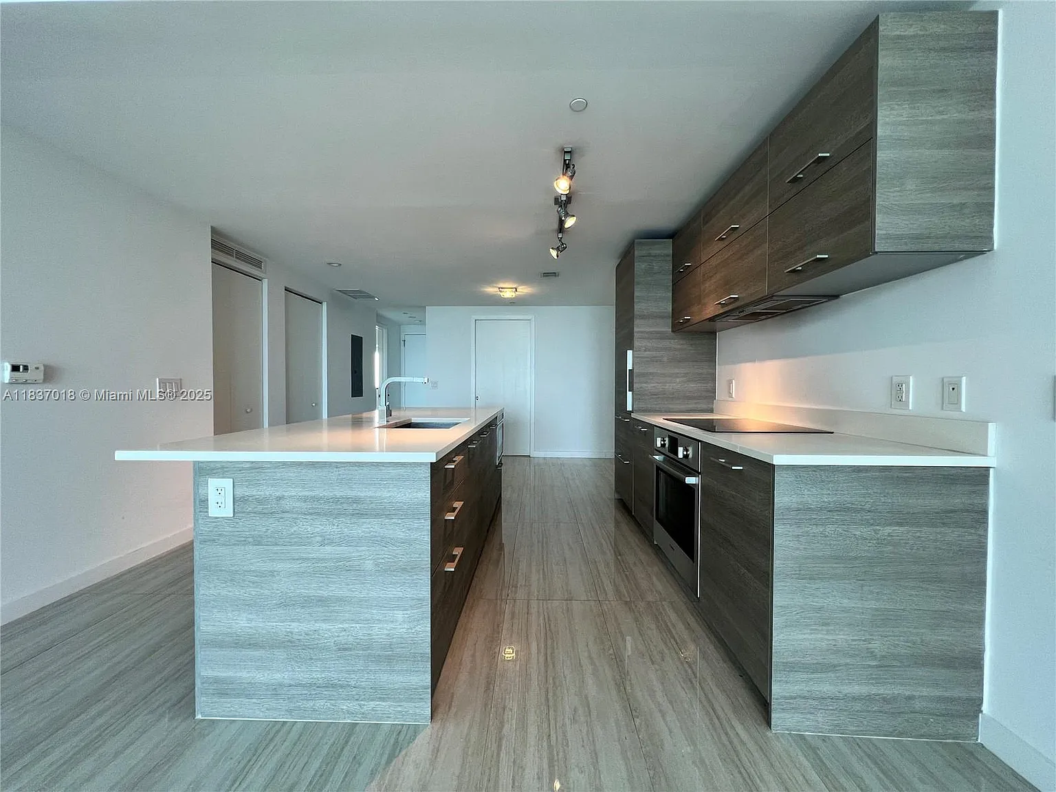 2 bed, 1067 sqft, $5,800 — Photo 4