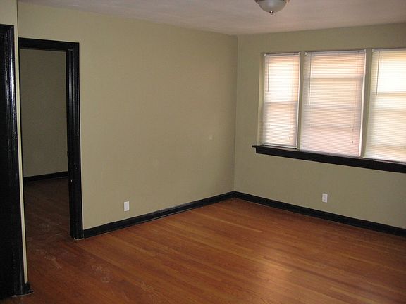 3rd image of 4916-20 Jamieson Ave