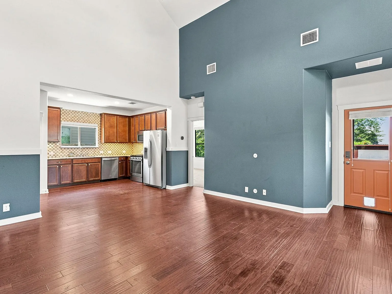3 bed, 2.5 bath, 1405 sqft, $2,250 — Photo 2