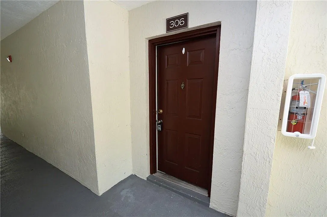 3 bed, 2.0 bath, 1305 sqft, $2,300 — Photo 2
