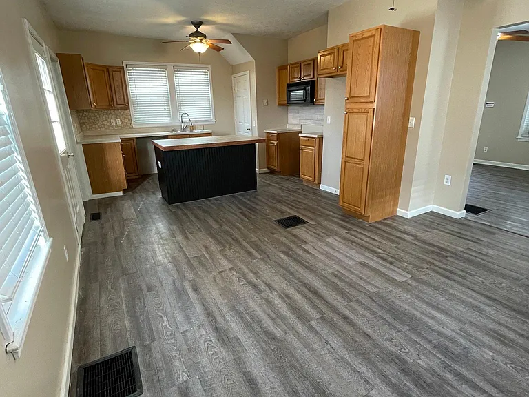 1411 Linden Ave — Photo 3