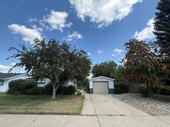 2042 California Dr, Minot, ND 58703