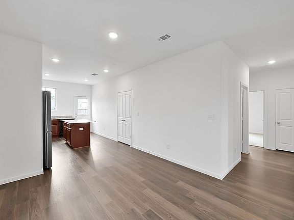 5th image of 118 Ashwood Glade Dr