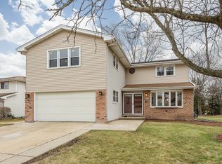 953 Dearborn Cir, Carol Stream, IL 60188