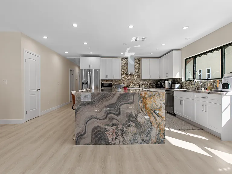 2101 E Glenoaks Blvd — Photo 21