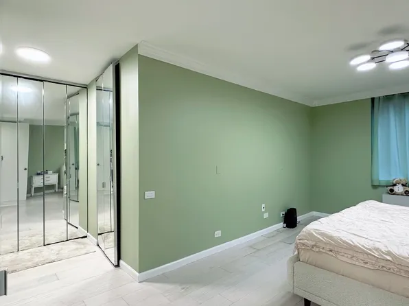 255 East 49th Street image 8 of 12