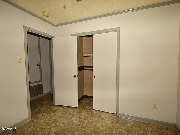 5th image of 409 Silver St