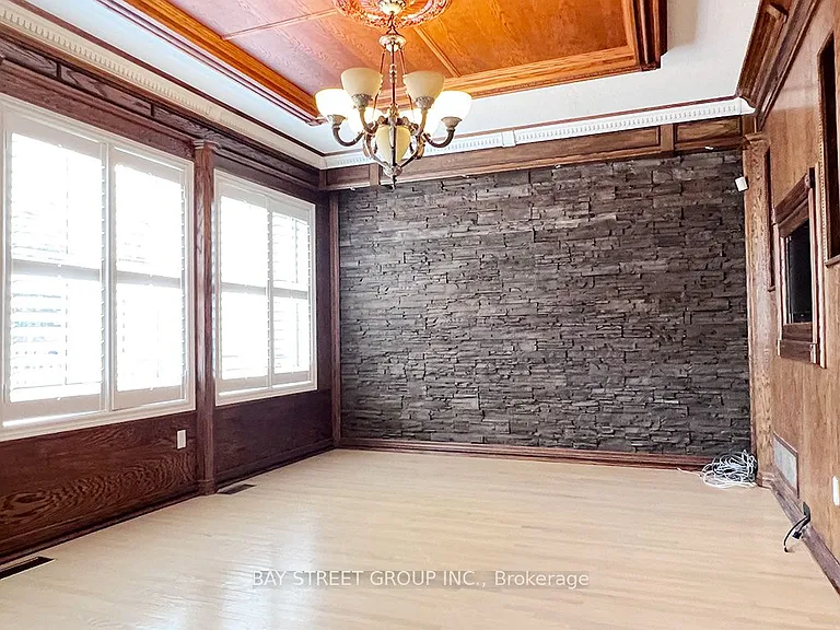 49 Forester Cres — Photo 9