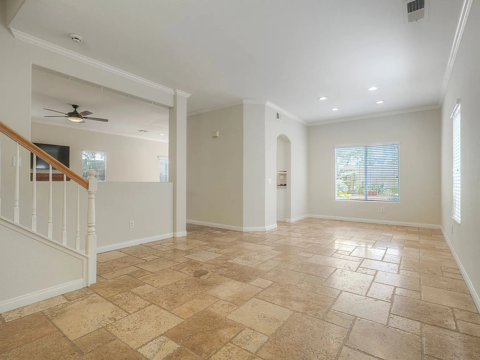 4 bed, 2102 sqft, $4,950 — Photo 3