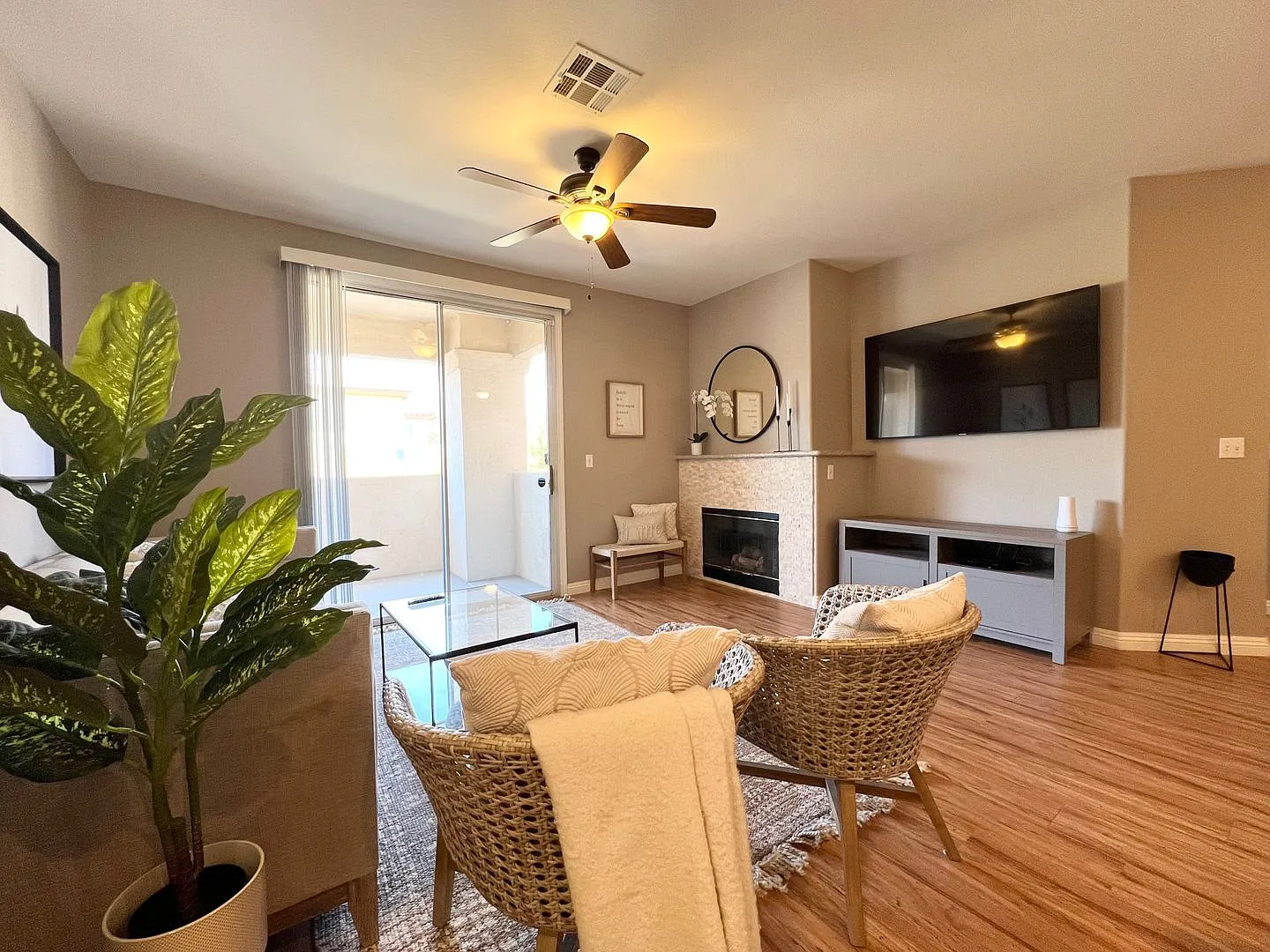 Charming Furnished 3bd/2ba Condo W/ 2-Car Garage! New Flooring! — Photo 4