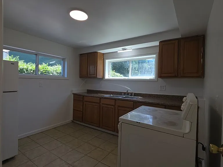 511 W Water St #A — Photo 5