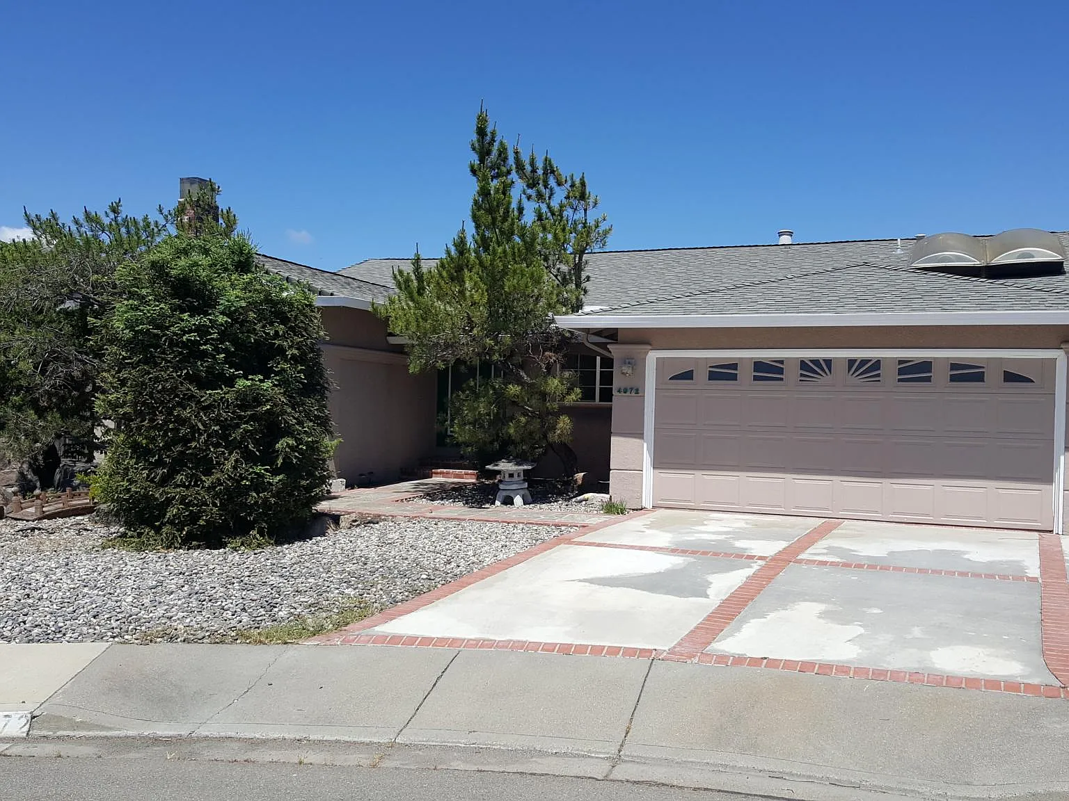 4 bed, 2285 sqft, $4,300 — Photo 2