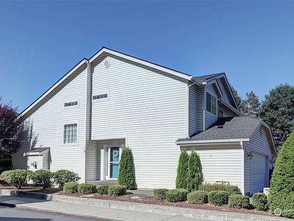 Come on in. Your going to love this home.>