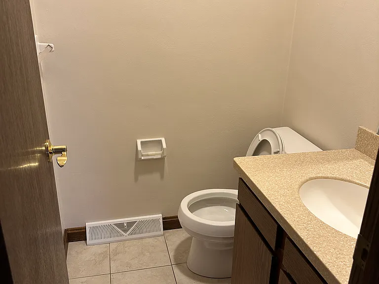 3850 Canterbury Dr — Photo 3
