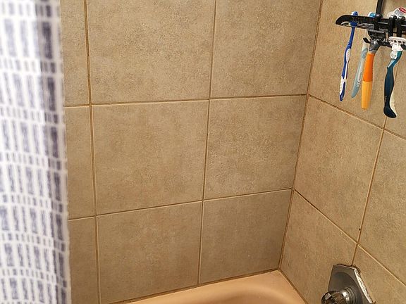 5th image of 10068 Quebec St