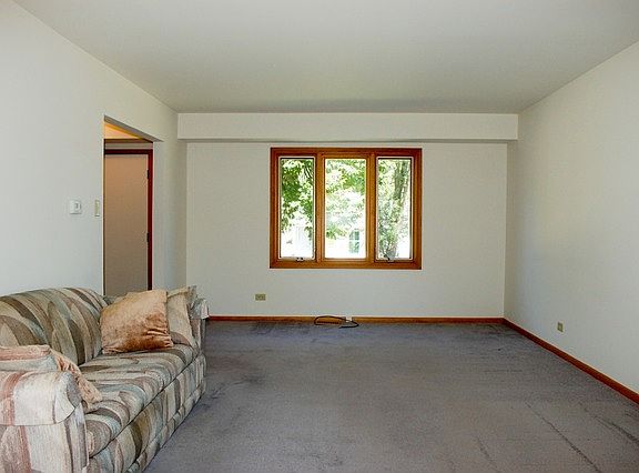 2nd image of 113 Oxford Ln
