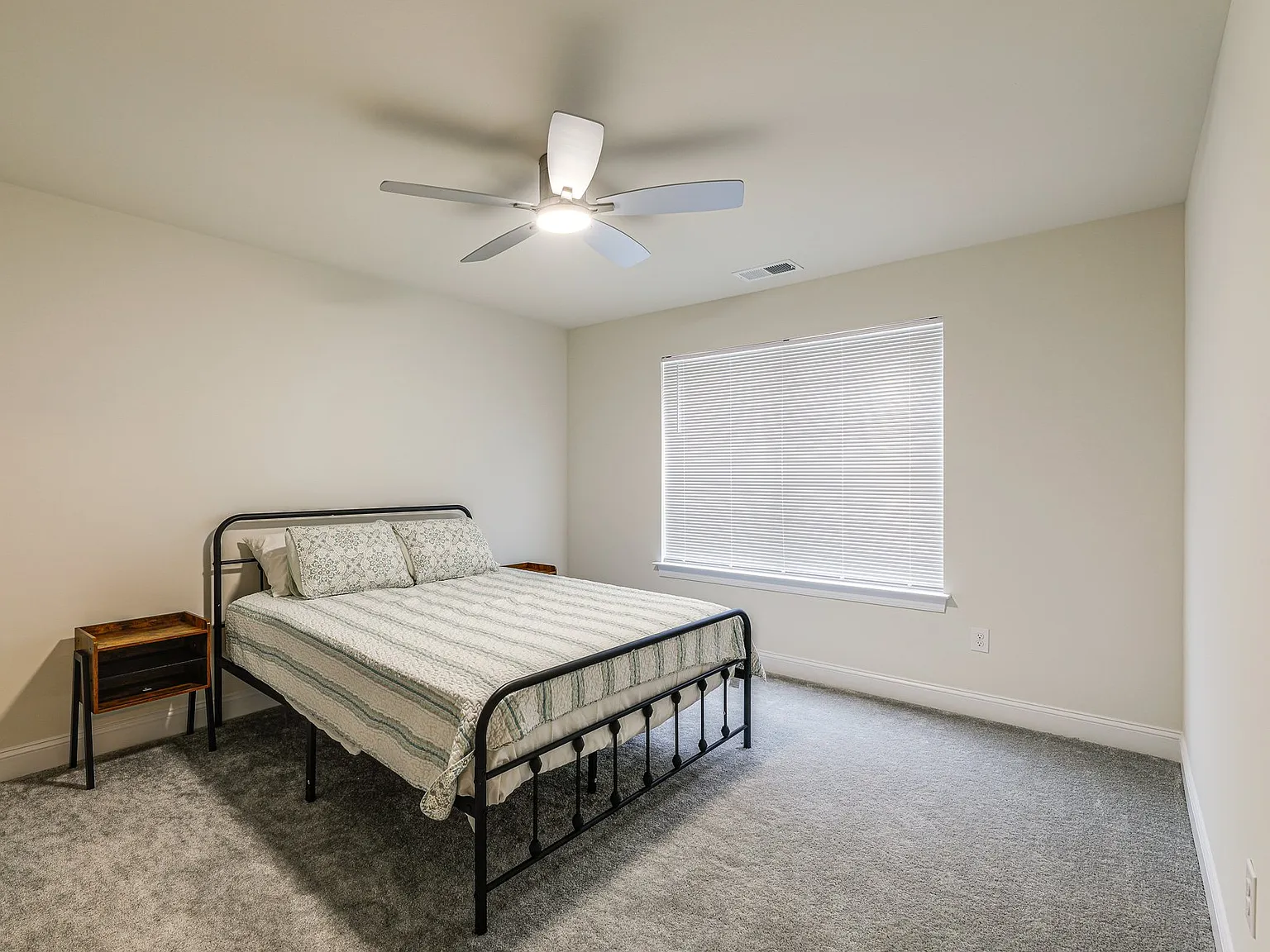 5 bed, 3590 sqft, $1,800 — Photo 2