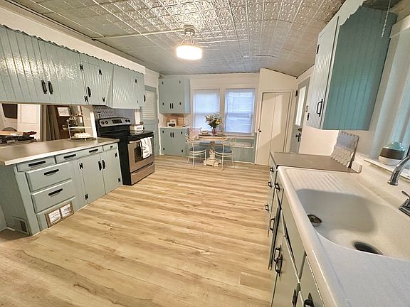 3rd image of 5758 Crabtree Ln