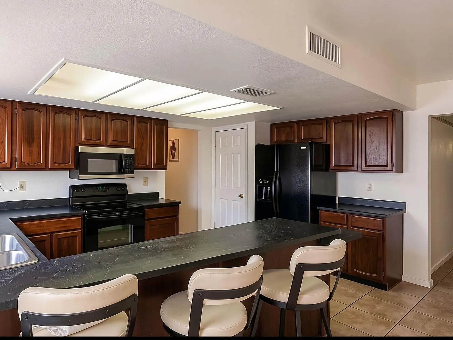 4 bed, 5.0 bath, 1822 sqft, $858 — Photo 4