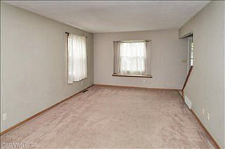 2nd image of 167 Lincolnwood Dr