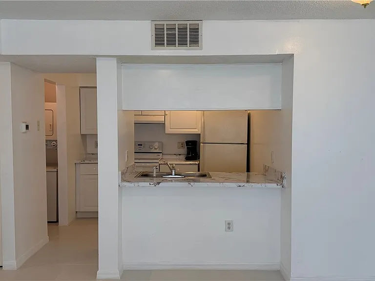 3407 Winkler Ave #309 — Photo 2
