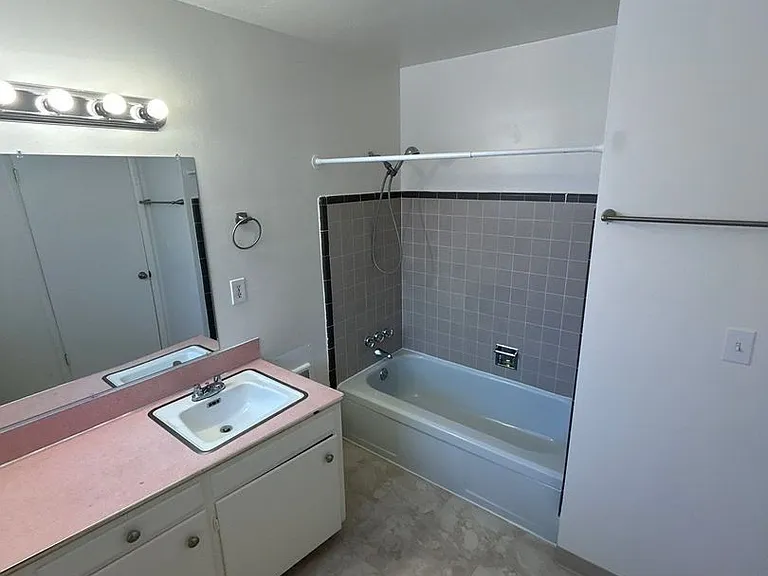 1835 Beach Ave NE #7 — Photo 13