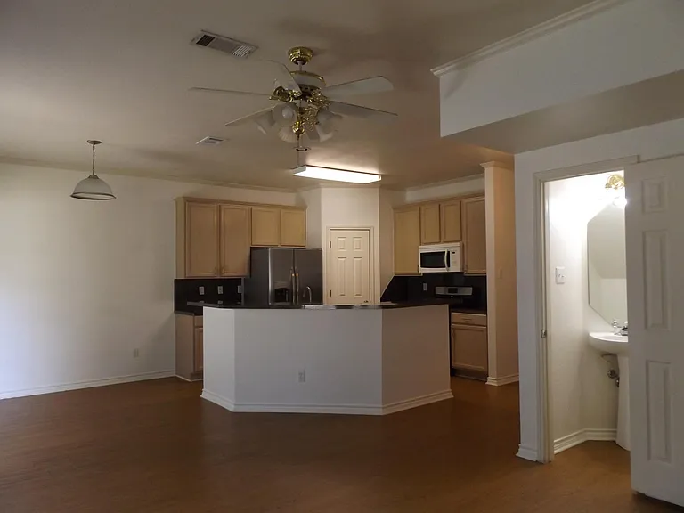 2911 Whisper Oaks Ln #B — Photo 1