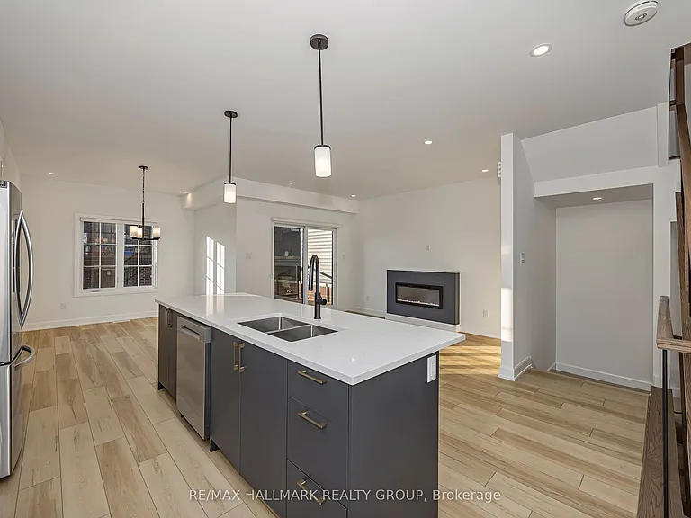 422 Rolling Meadow Cres — Photo 15