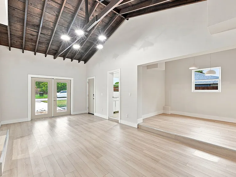 1161 Howard St — Photo 13