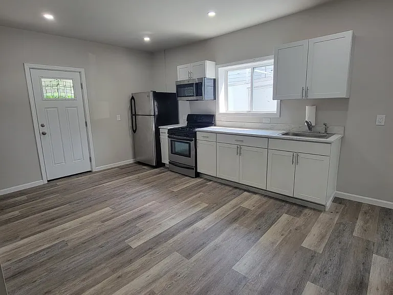 413 Lyndal St — Photo 8