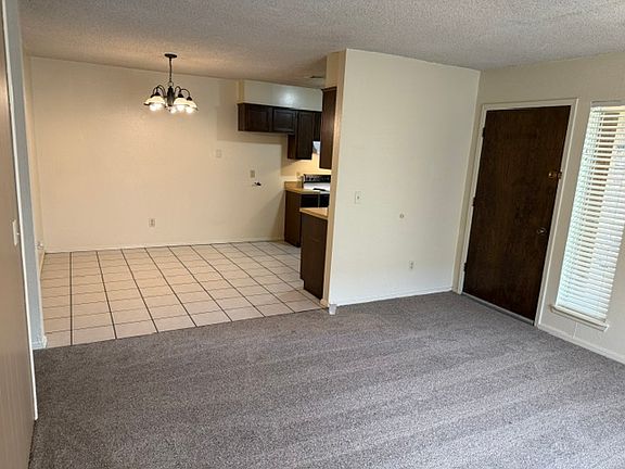 4th image of 2410 Oakridge Dr
