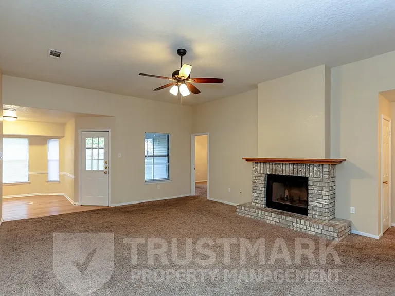 1001 Joe Morse Dr — Photo 2