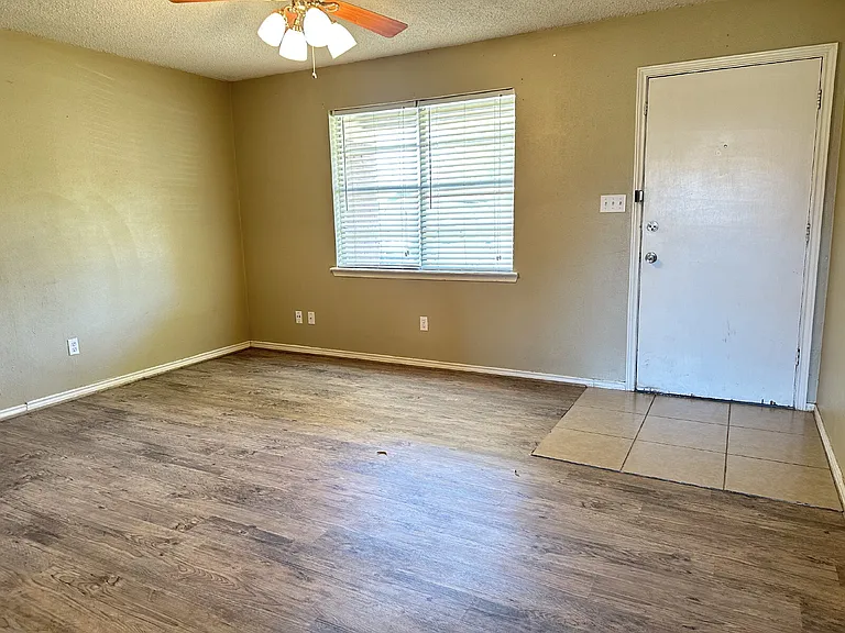 5613 16th Pl — Photo 3