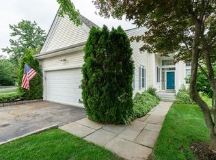 4 Heirloom Ln, Pt Chester, NY 10573