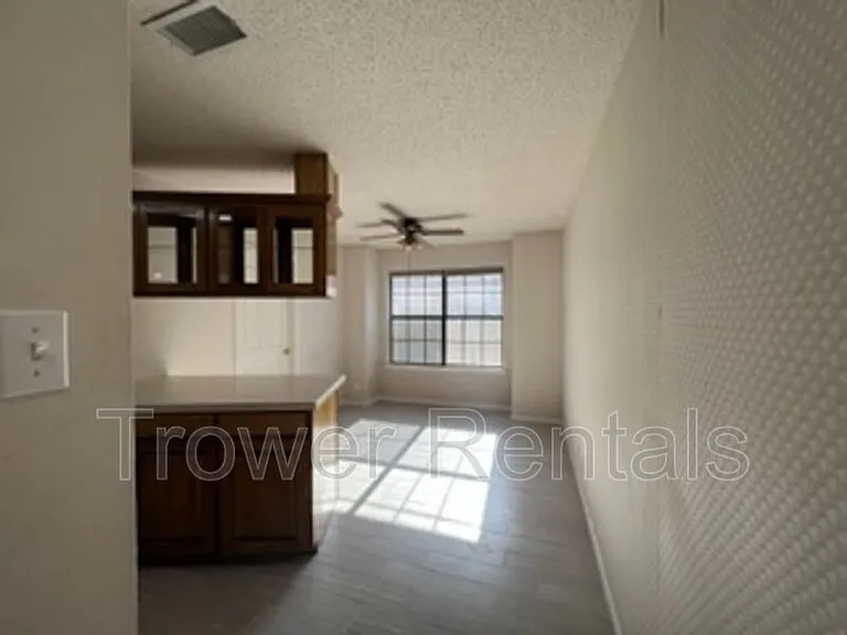3913 Lyndale Dr — Photo 7