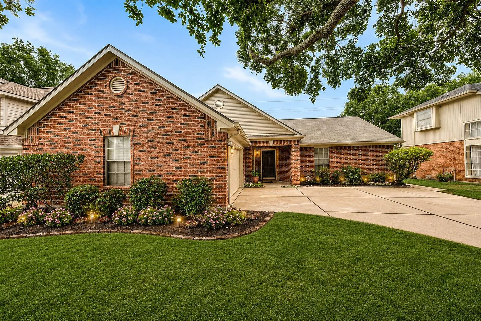 4 bed, 2.0 bath, 1967 sqft, $2,200 — Photo 1