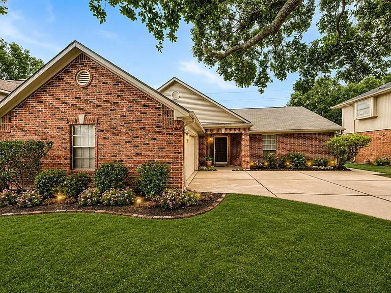 22319 Rangeview Dr — Photo 1