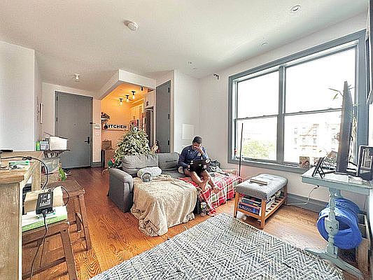 4th image of 264 Sullivan Pl #5C
