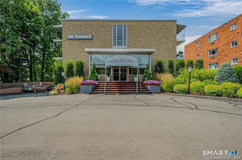 2 bed, 1.5 bath, 1057 sqft, $2,700 — Photo 1