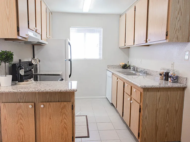 Walnut Apartments — Photo 18