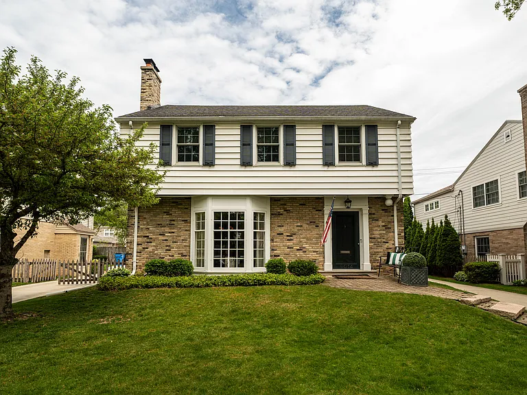 6014 N Kent Ave — Photo 1