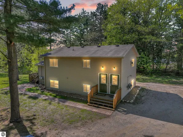 2897 S 39th Rd, Cadillac, MI 49601