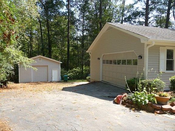 4th image of 3160 Oak Dr