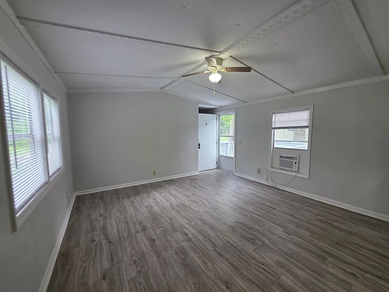 1133 Pickett Rd #6 — Photo 3