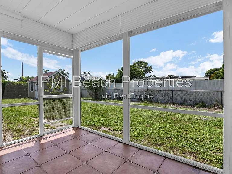 350 NE 29th St — Photo 32